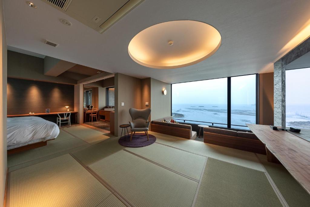 une chambre avec un lit et un bureau avec une chaise dans l'établissement Tara Dakeonsen Kanigoten, à Tara