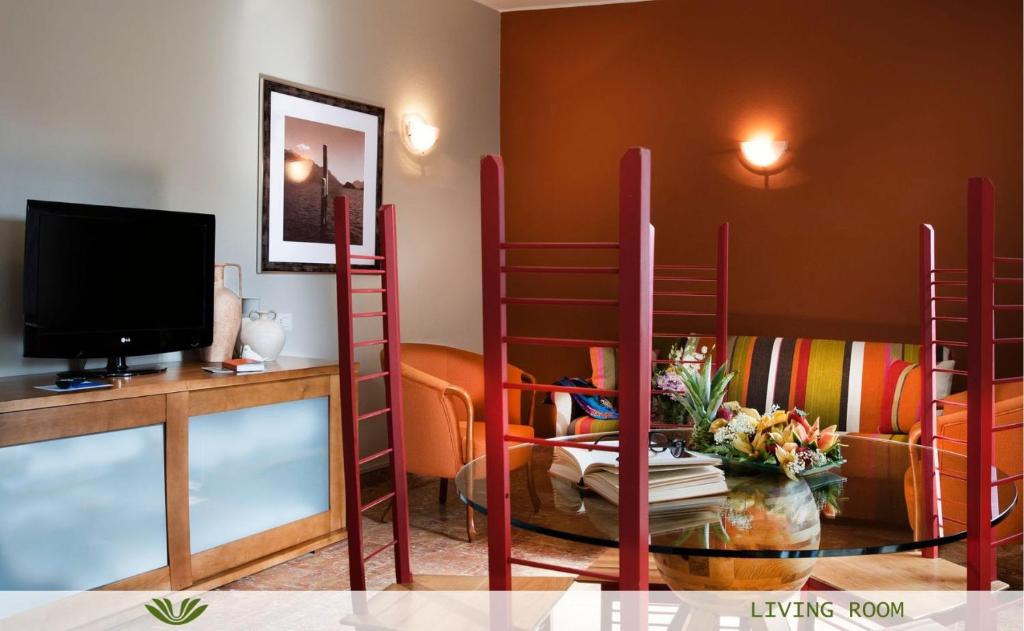 un salon avec un canapé, une télévision et une table dans l'établissement Dependence del Parco, à Porlezza