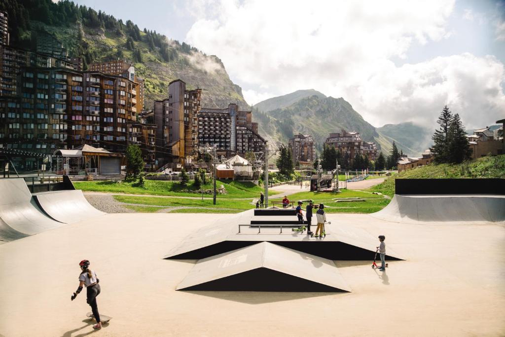un groupe de personnes pratiquant le skateboard dans un skatepark dans l'établissement Belambra Clubs Avoriaz - Les Cimes du Soleil, à Avoriaz