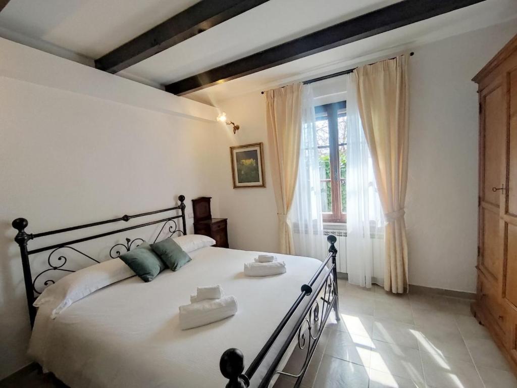 une chambre avec un lit et une fenêtre dans l'établissement Villa Tuscan Prestige 25 ospiti Piscina Jacuzzi, à La Croce