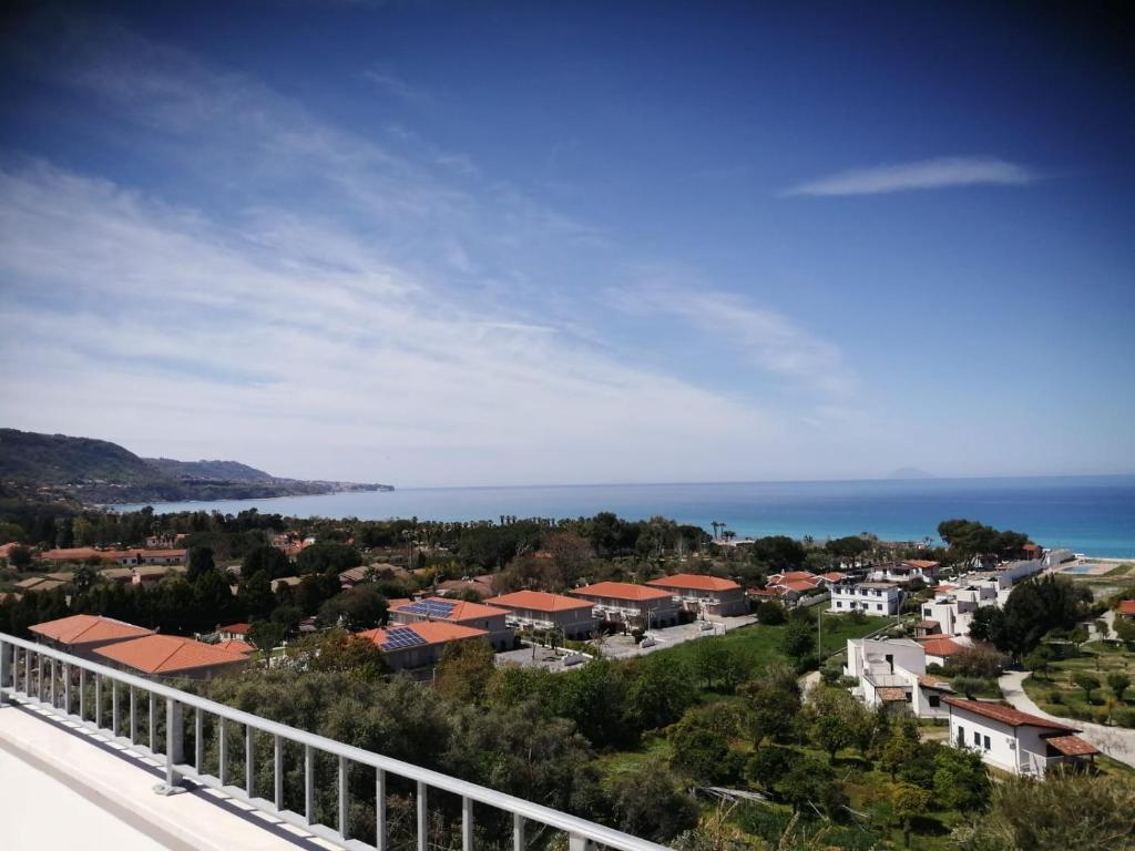 d'un balcon offrant une vue sur la ville et l'océan. dans l'établissement Hotel La Giara, à Zambrone