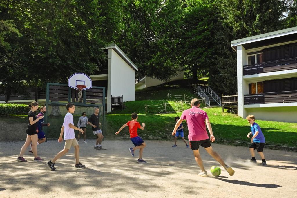 un groupe de gens jouant au basket-ball dans l'établissement Belambra Clubs Praz-sur-Arly - L'Alisier, à Praz-sur-Arly
