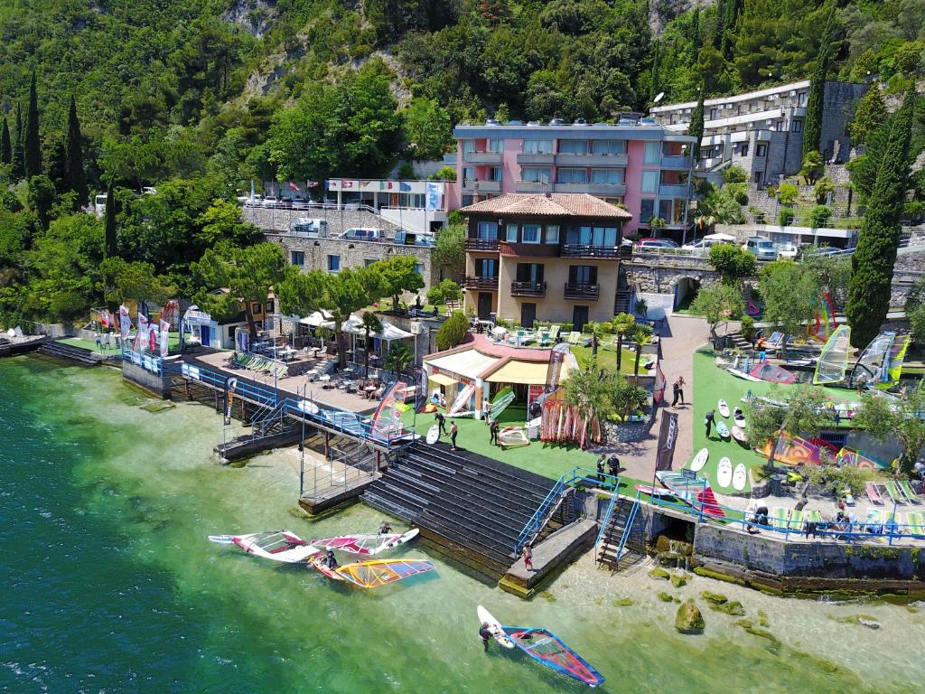 Vue aérienne d'une rivière avec des bateaux dans l'eau dans l'établissement Surf Hotel Pier - Montagnoli Group, à Limone sul Garda