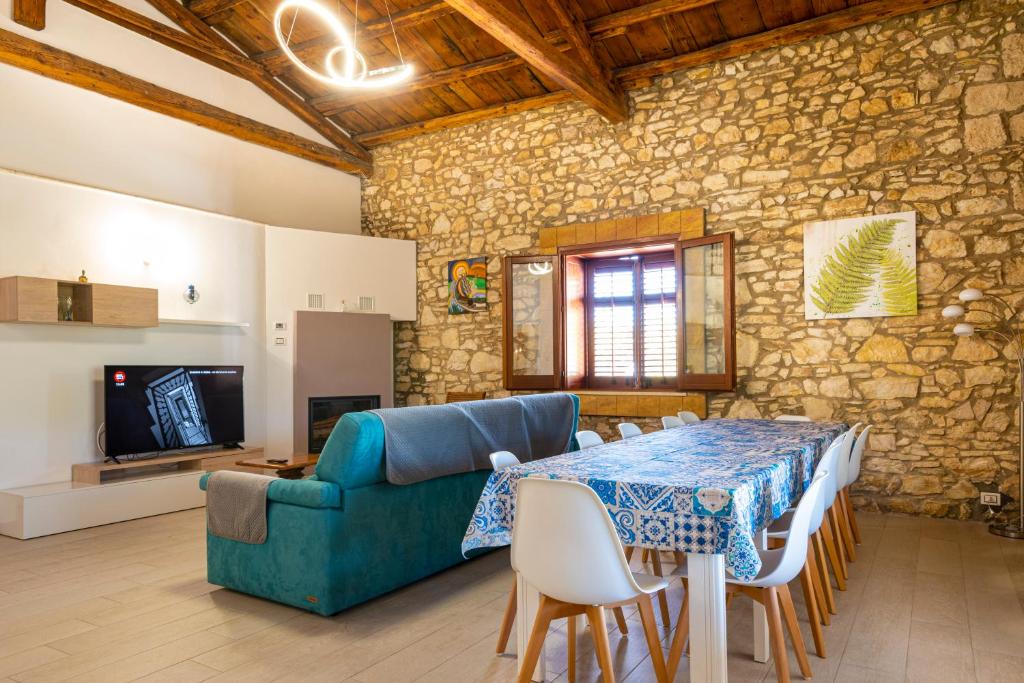 un salon avec une table et un canapé dans l'établissement Scialari Country House, à Castellammare del Golfo