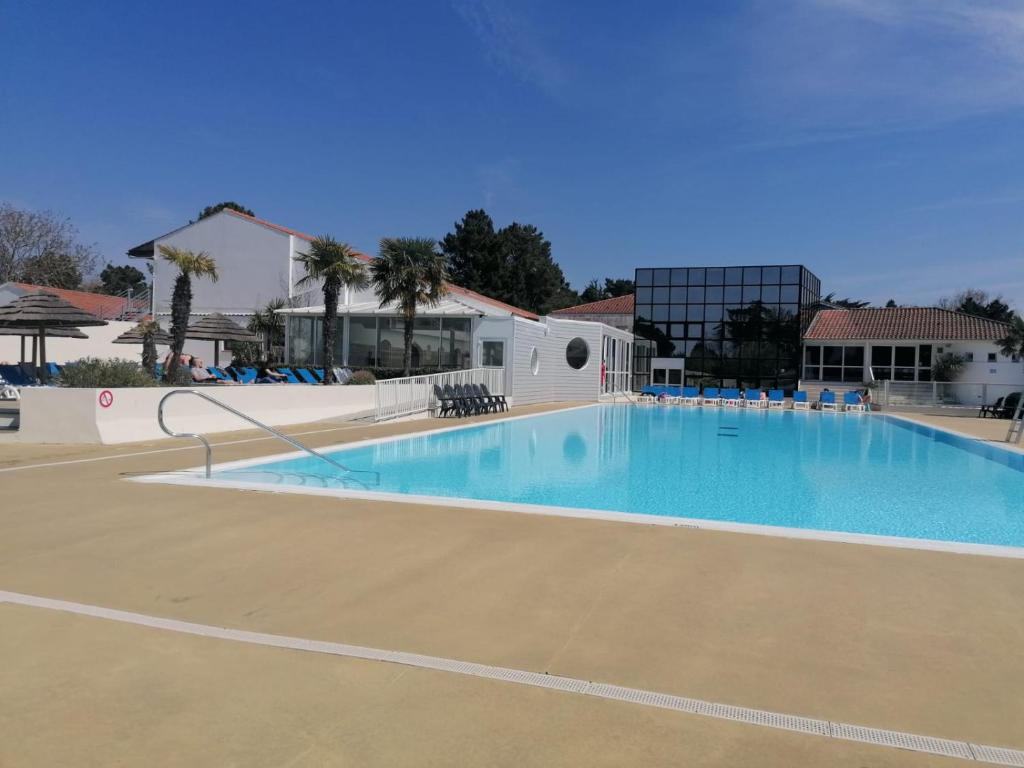 une grande piscine dans un complexe dans l'établissement Mobil Home St Jean De Monts A166, à Saint-Jean-de-Monts