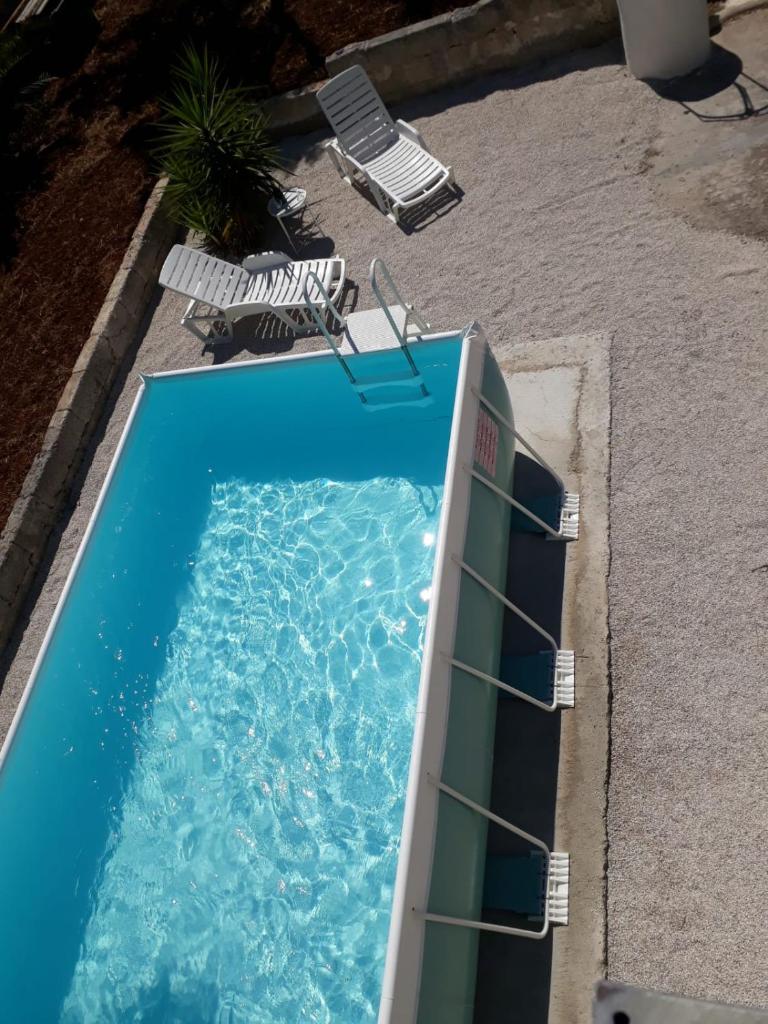 - une vue sur la piscine dans l'établissement Villa Mathilda by Apulianbnv, à Serranova