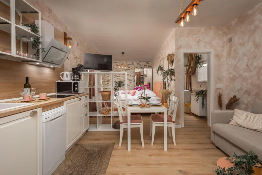 Piccola Villa Adriatic with a heated swimming pool, grill, children playground Opatija 5