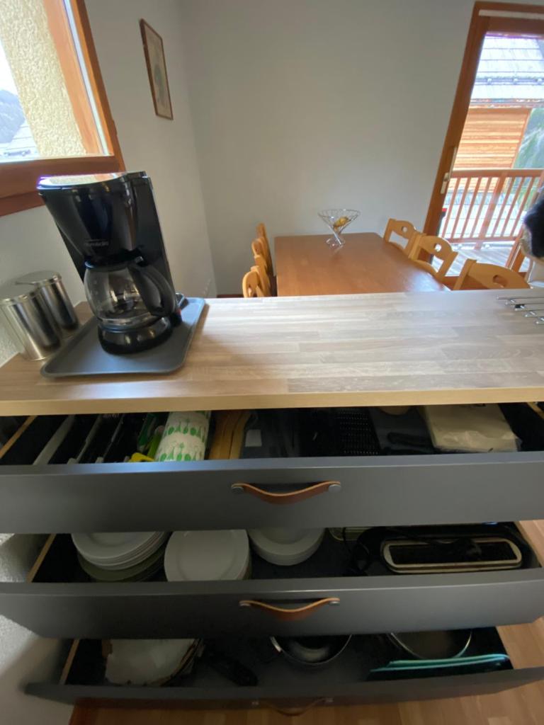 une cafetière assise au-dessus d'une étagère dans l'établissement Les Granges d’Arvieux - Queyras - Appart 3ch./6p., à Arvieux
