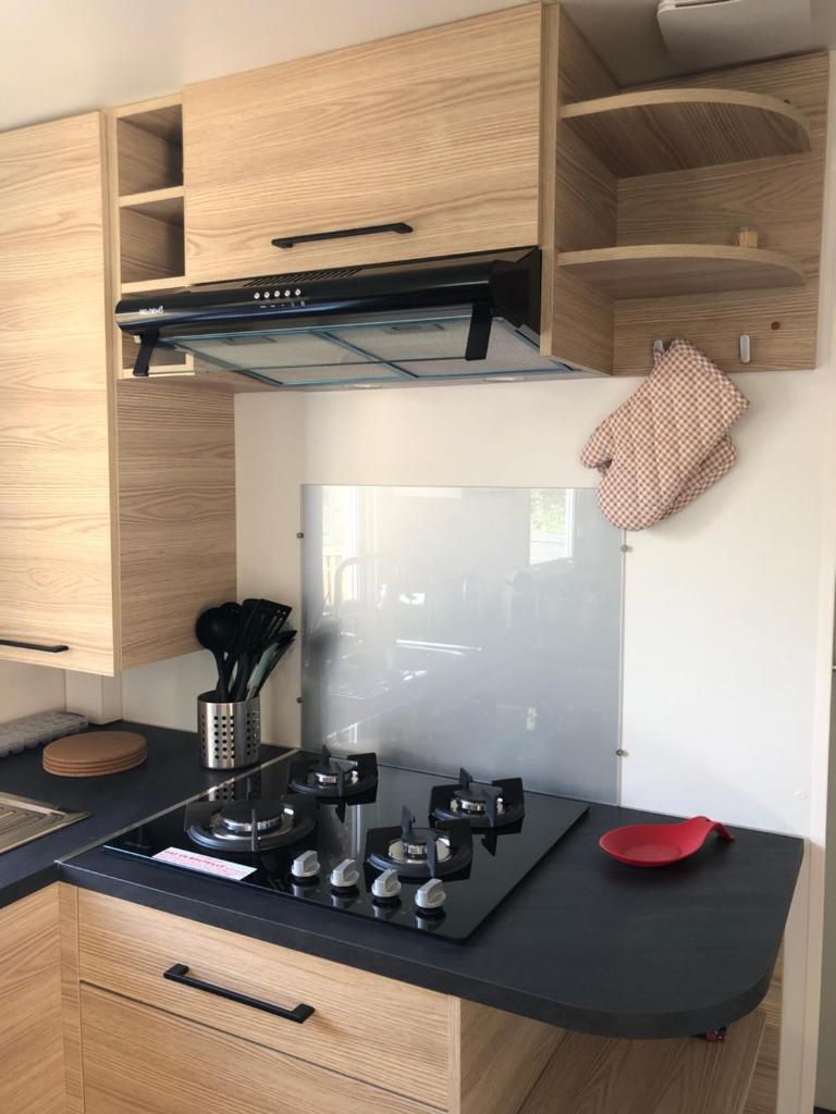Il comprend une cuisine équipée d'un four et de plaques de cuisson. dans l'établissement Azur, à Fréjus