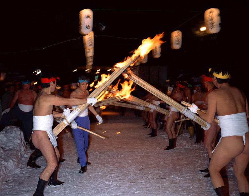 un groupe d'hommes faisant un spectacle d'incendie sur la plage dans l'établissement Shizukatei, à Hiraizumi 37 autres photos
