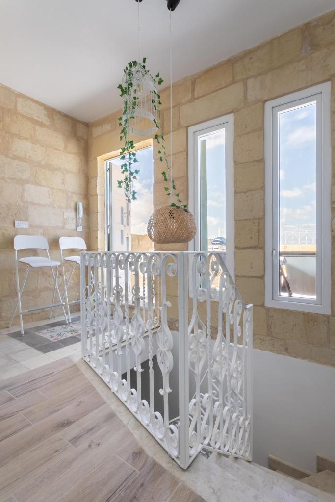 Authentic Maltese 2-bedroom House with Terrace 8