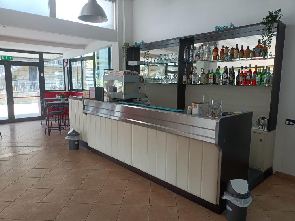 un bar dans un restaurant avec un comptoir dans l'établissement Hotel La Torre, à Cervia