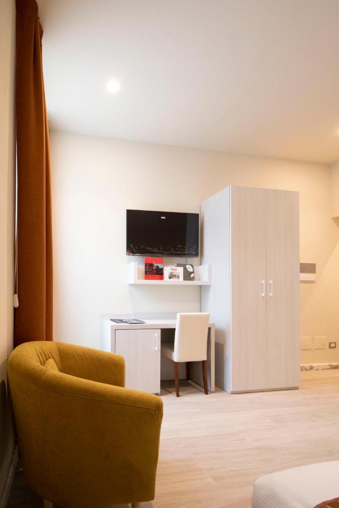 une pièce avec un bureau avec une chaise et une armoire dans l'établissement Doride Suites Boutique Hotel, à Marina di Carrara 134 autres photos