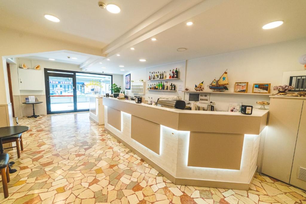 un hall avec un bar dans un restaurant dans l'établissement Hotel Grand Prix, à Sottomarina