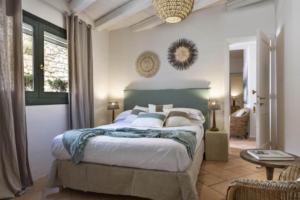 une chambre avec un grand lit avec une tête de lit verte dans l'établissement Boutique Hotel Solaz, à Porto Rafael