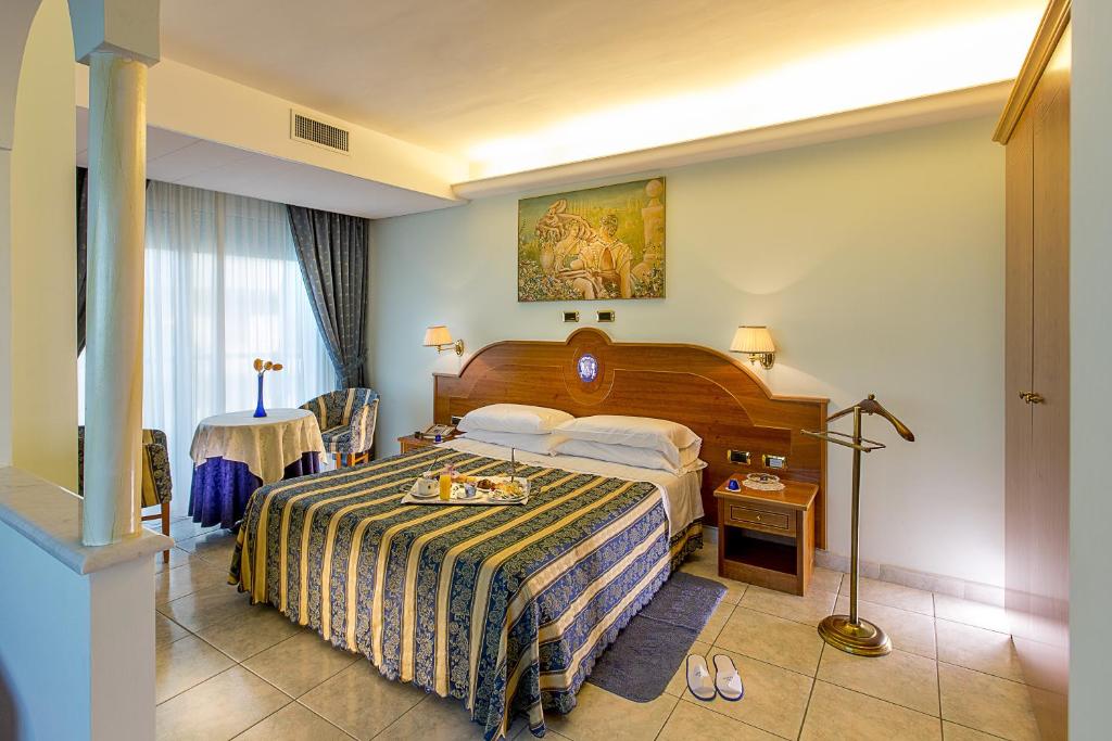 une chambre d'hôtel avec un lit et une table dans l'établissement Hotel Ambassador, à Tortoreto Lido