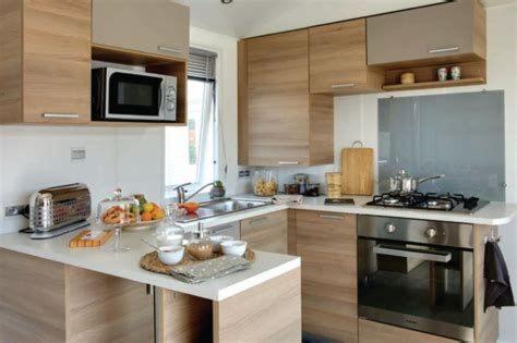 une cuisine avec un évier et une cuisinière dans l'établissement Camping 4* 3 CH 2 SDB- Lave linge- Lave vaisselle, à Onzain
