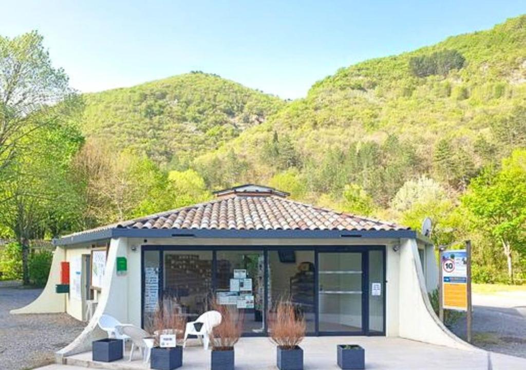 - un petit bâtiment avec une table et des chaises dans l'établissement Les Eaux Chaudes, à Digne-Les-Bains