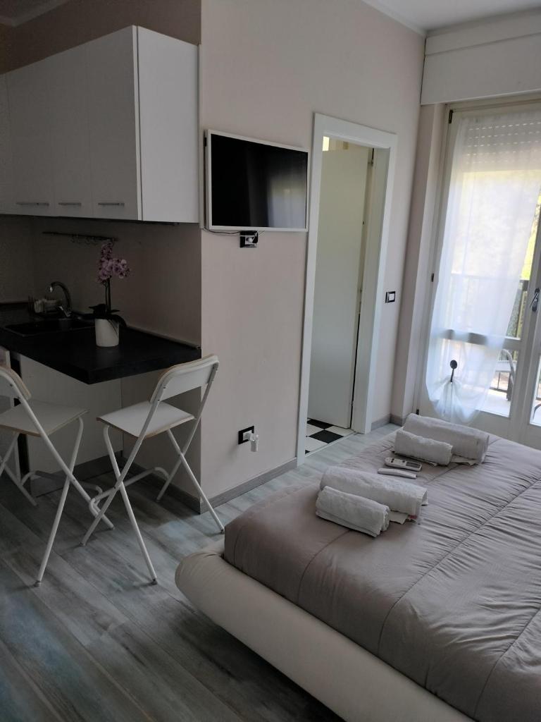 une chambre avec un lit, une table et un bureau dans l'établissement Residence Villa Alba room nr 415, à Gardone Riviera