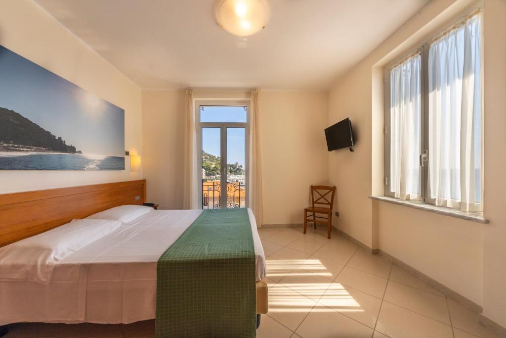 une chambre avec un lit et une fenêtre dans l'établissement Lido Resort, à Finale Ligure