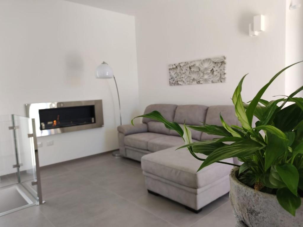 un salon avec un canapé et une cheminée dans l'établissement Abate Filippo apartment, à Nardò