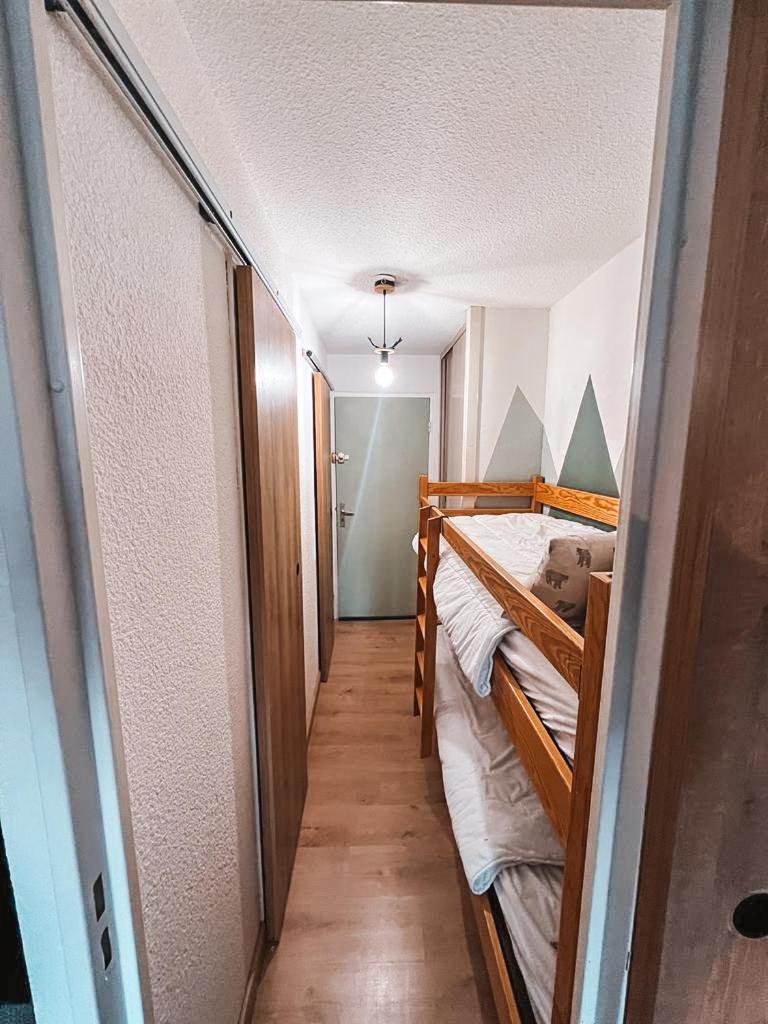 une petite pièce avec deux lits superposés dans l'établissement LA FOUX D'ALLOS Centre station, vue panoramique Quartier les étoiles 50m des remontées, à Allos