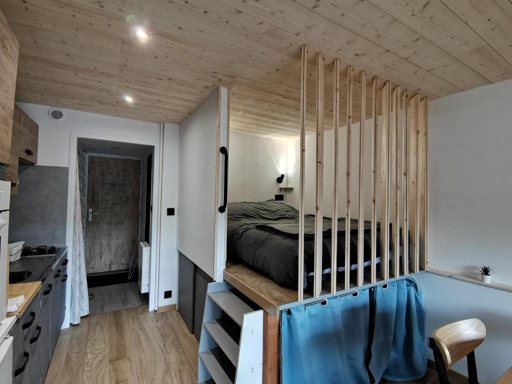 une chambre avec un lit dans une petite pièce dans l'établissement L'échappée étoilée - Métabief, à Métabief 15 autres photos