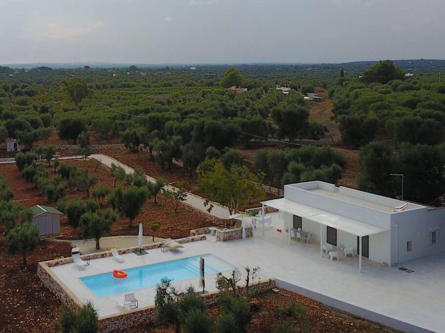 une vue aérienne d'une maison avec piscine dans l'établissement LA CORTE BIANCA LUXURY VILLA, à Ostuni