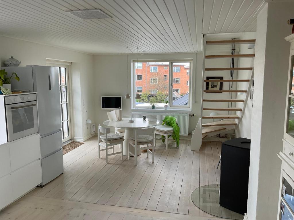 Stor lys lejlighed med terrasse og altan 4