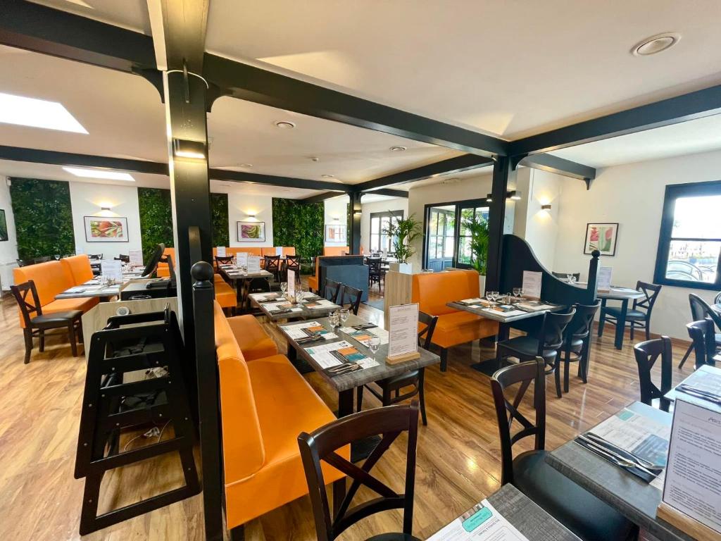 un restaurant avec des tables et des chaises dans une salle dans l'établissement Mobilhome - Kedidrouz du Léon - Kerlann - Pont Aven, à Pont-Aven