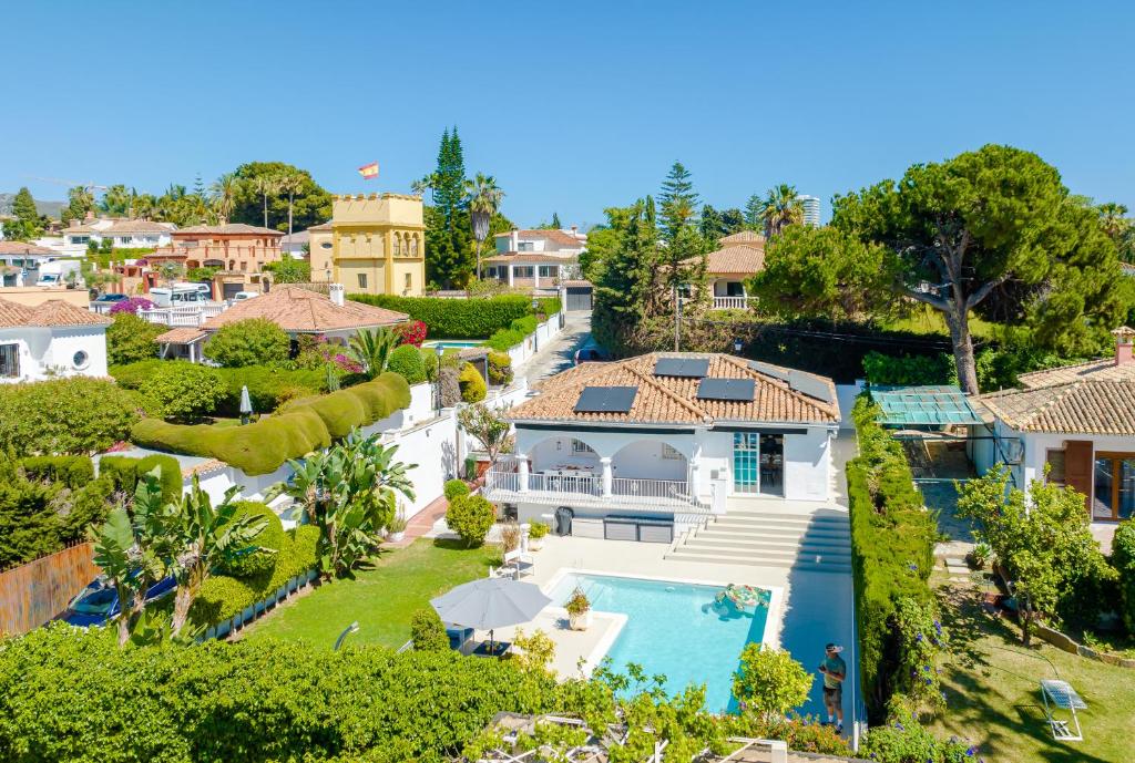 Modern villa with Heated Pool & BBQ Next to the Beach 2