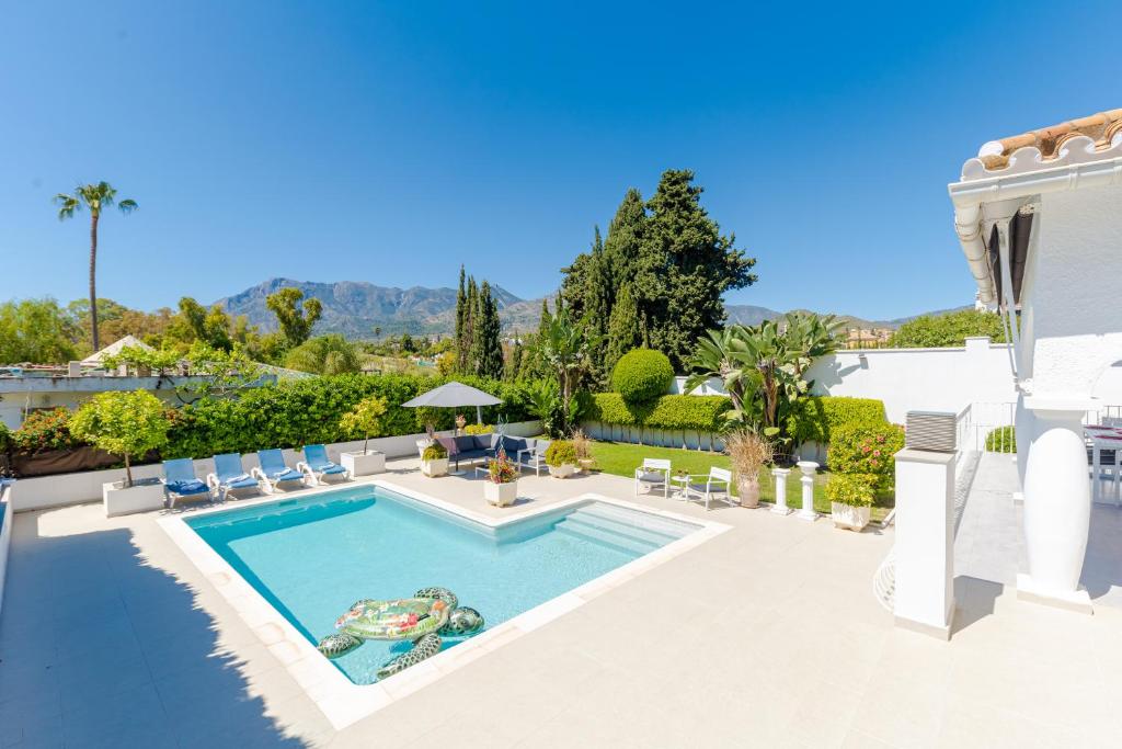 Modern villa with Heated Pool & BBQ Next to the Beach 6