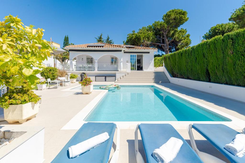 Modern villa with Heated Pool & BBQ Next to the Beach 4