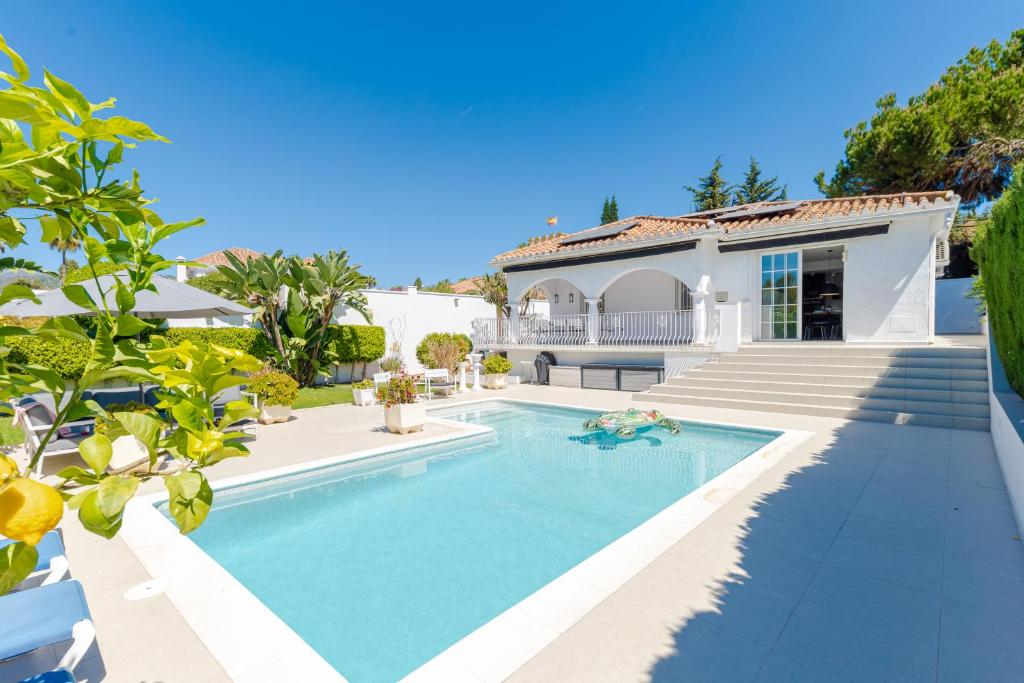 Modern villa with Heated Pool & BBQ Next to the Beach 3