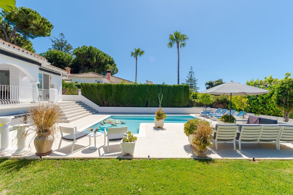 Modern villa with Heated Pool & BBQ Next to the Beach 8