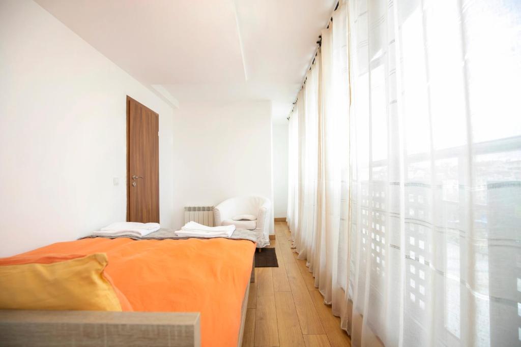 Cozy Apartment with Mountain View & Parking 7