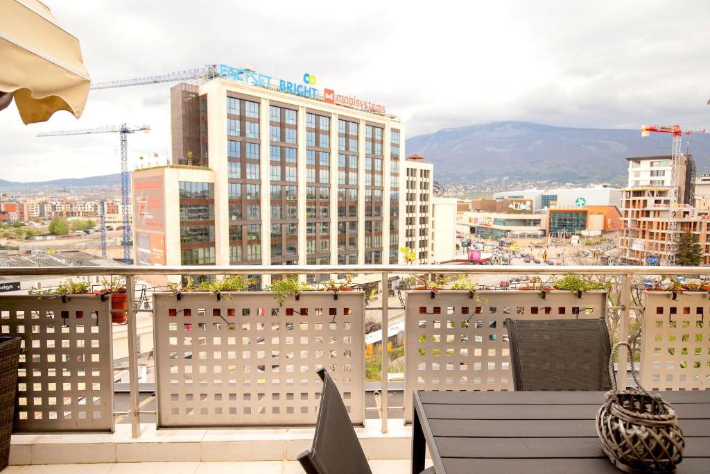 Cozy Apartment with Mountain View & Parking 6