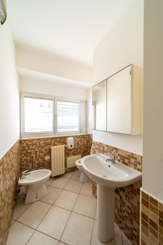 La salle de bains est pourvue de 2 lavabos et de 2 toilettes. dans l'établissement Residence Alessandra, à Cesenatico 54 autres photos