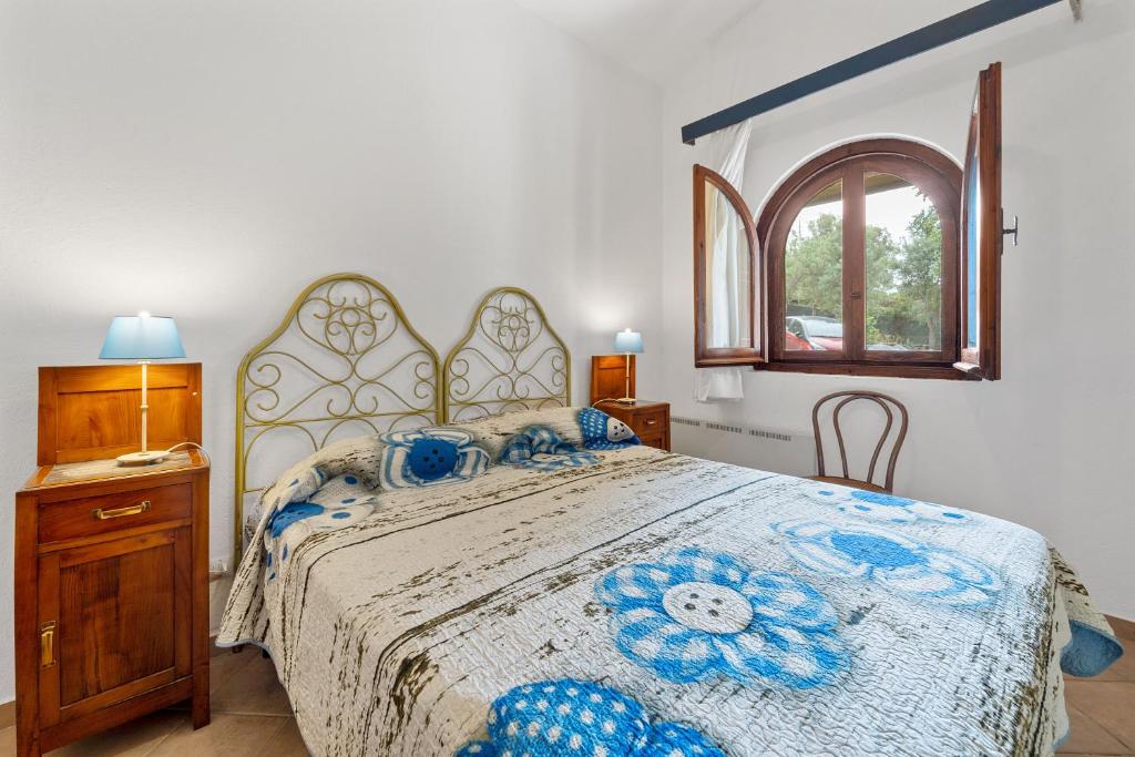 une chambre avec un grand lit et une fenêtre dans l'établissement Villa Viola, à Torre delle Stelle 19 autres photos