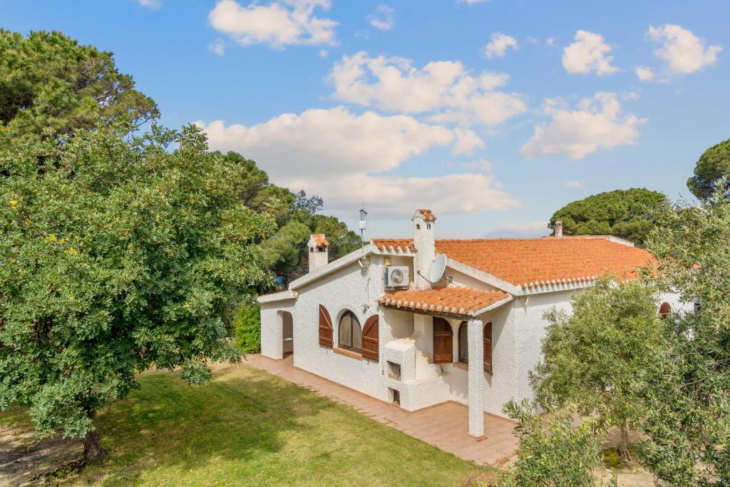 - une vue sur l'extérieur d'une maison blanche avec une cour dans l'établissement Villa Viola, à Torre delle Stelle