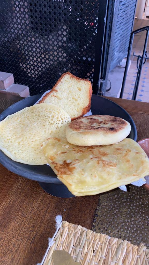 trois tranches de pain sur une assiette dans l'établissement Riad Jonan & Spa, à Marrakech