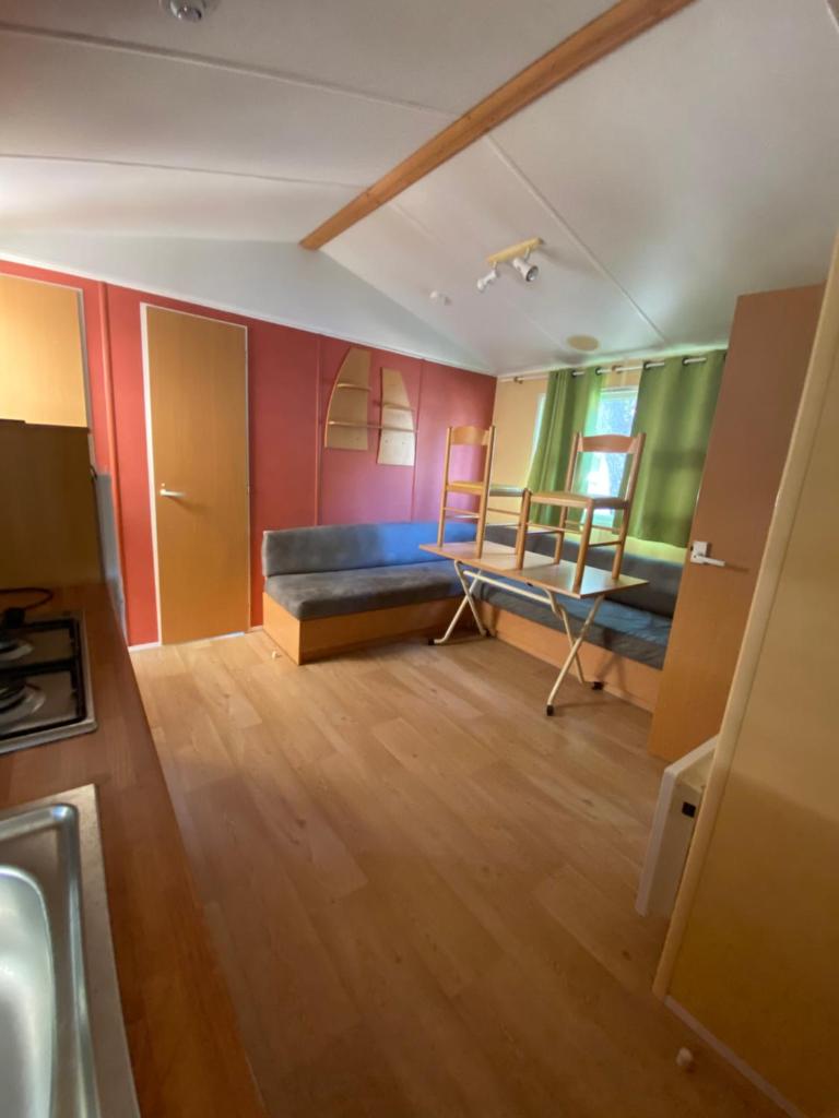 - une chambre avec un canapé et deux chaises dans l'établissement Camping parc les 7 fonts, à Agde