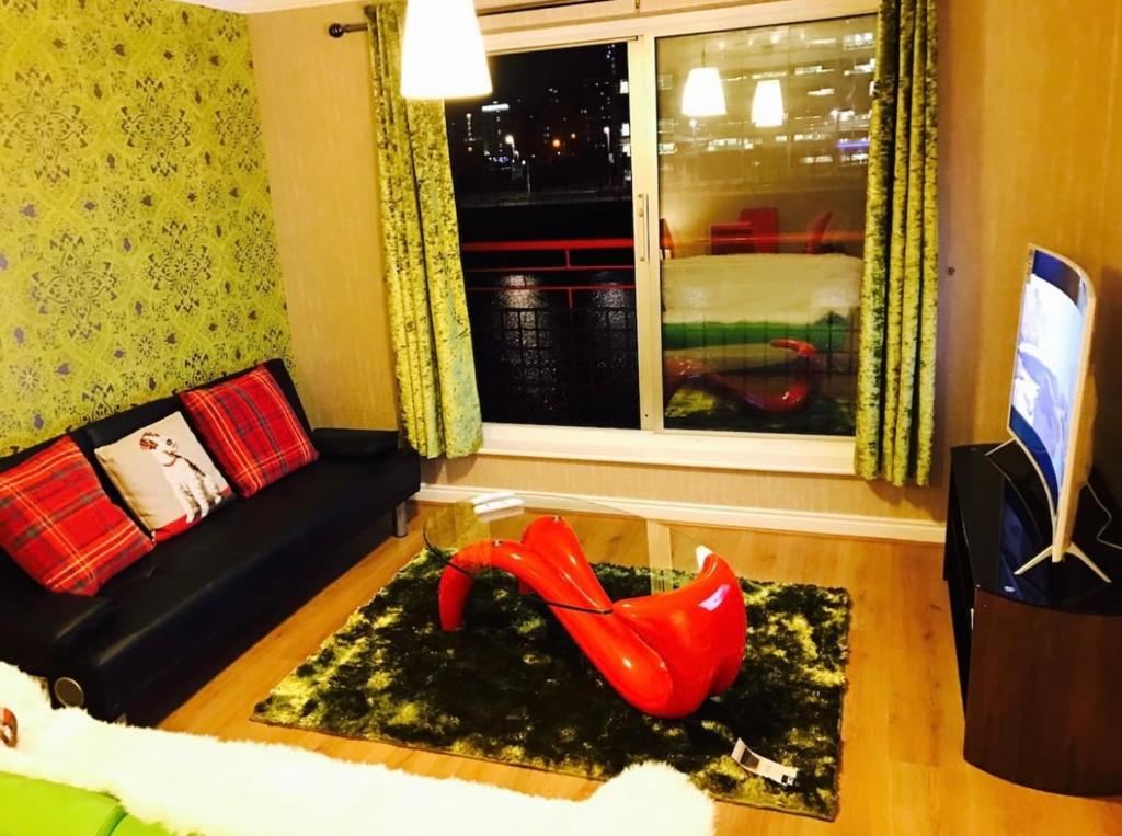 Glasgow City Centre Flat with River Views and Parking 6