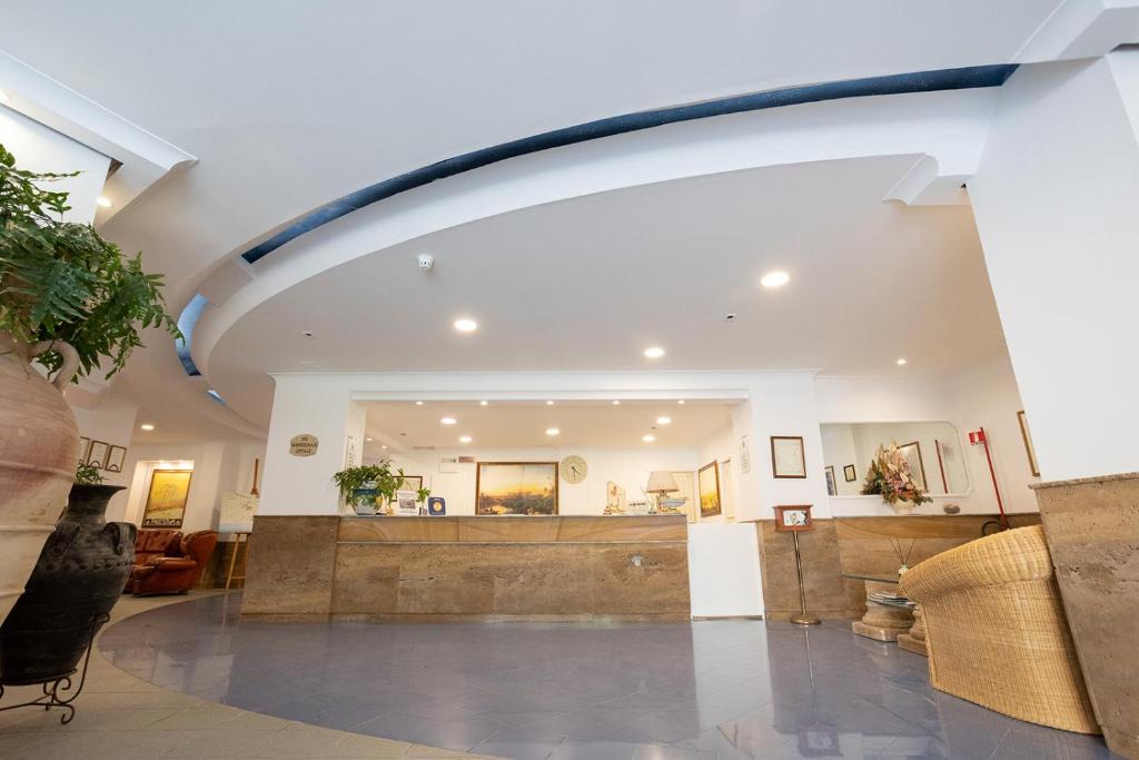 un grand hall avec une arcade dans un bâtiment dans l'établissement Hotel Poseidonia Mare, à Paestum