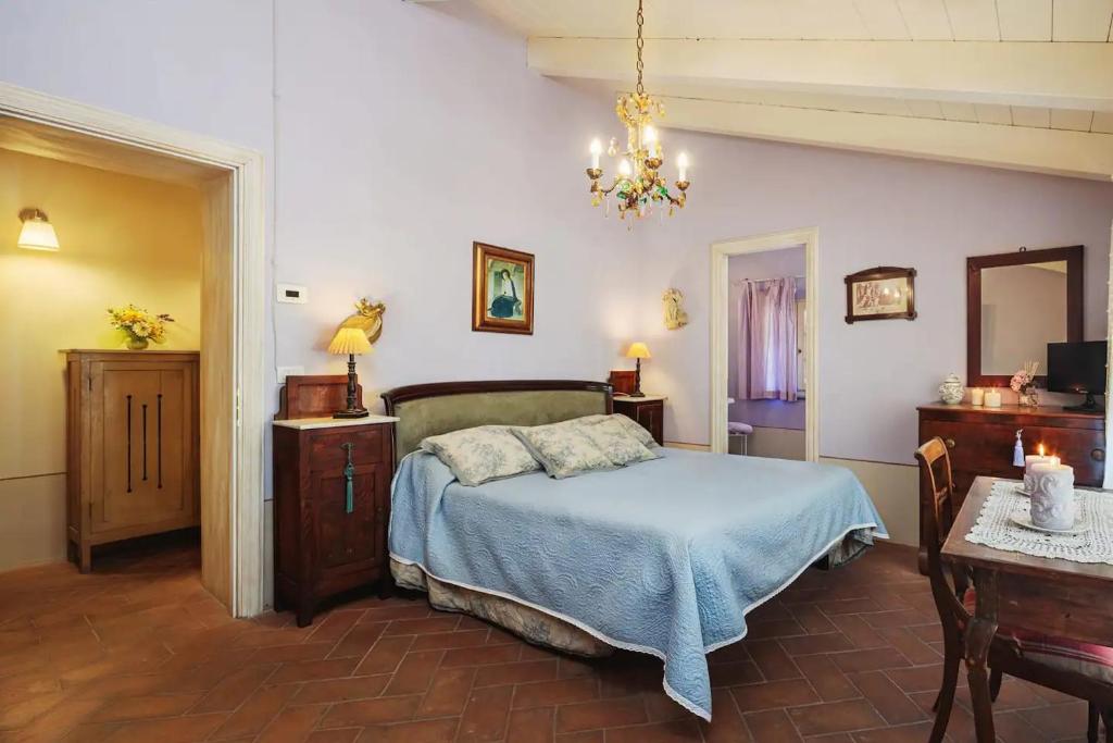 une chambre avec un lit, une table et un miroir dans l'établissement Villa Melangola, à Camaiore 34 autres photos