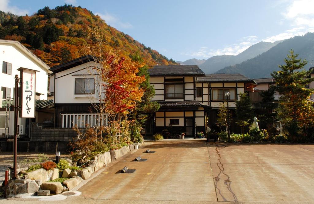 un groupe d’oiseaux debout devant un bâtiment dans l'établissement Tsuyukusa, à Takayama