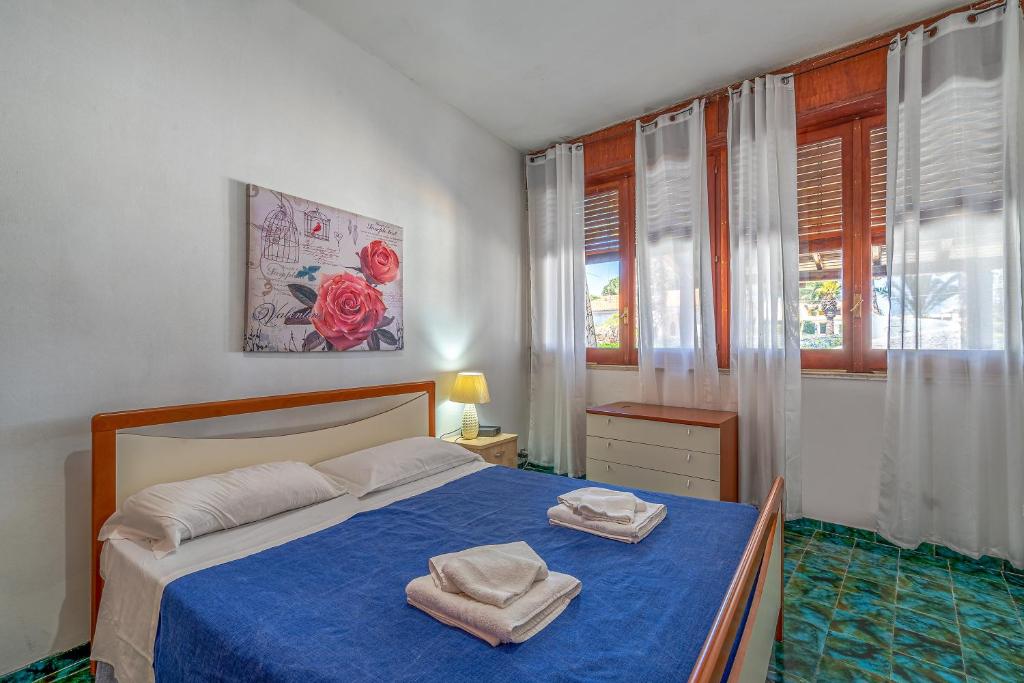 une chambre avec un lit avec deux serviettes dessus dans l'établissement Bes Beach - Villa con piscina, à Fontane Bianche