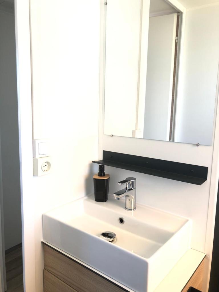 une salle de bain avec un lavabo blanc et un miroir dans l'établissement Azur, à Fréjus