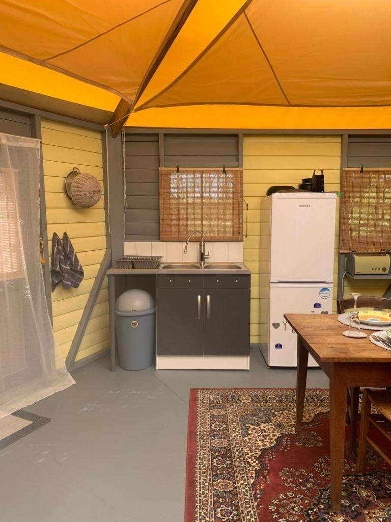 Cuisine ou kitchenette dans l'établissement The Yurt at Les Forges