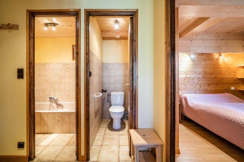 La salle de bains est pourvue de toilettes, d'un lit et d'une baignoire. dans l'établissement Studio Chénives - Morzine, à Morzine